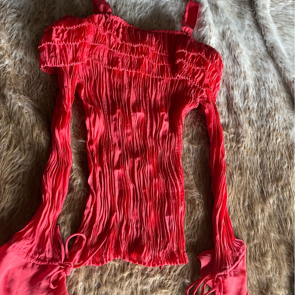 Are you an iconic Y2K baddie? Vintage Kay-N-Make ruffled top in size M.